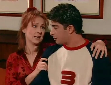 Ο Ερμής του «Άκρως Οικογενειακόν» έχει 17χρονη κόρη και… εύκολα τους περνάς για ζευγάρι (φώτο)